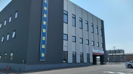 【酒】「ドアを開いたまま走行している」不審車情報⇒警察が停車させると酒の臭い、呼気検査で基準値3倍のアルコール　その場で逮捕
